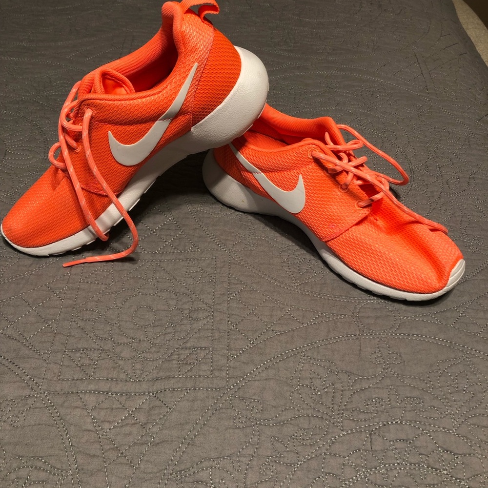 Nike Coral tennis shoes